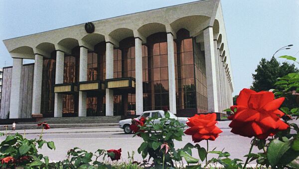 Бывший Зал Дружбы в Кишиневе - здание современного парламента Молдавии