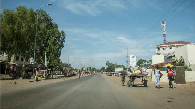 Люди проходят по улице в Банжуле, Гамбия. Архивное фото
