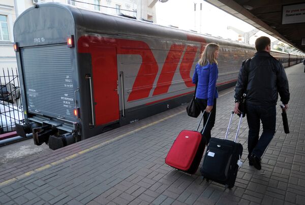 Пассажиры на перроне Ленинградского вокзала в Москве Пассажиры на перроне Ленинградского вокзала в Москве