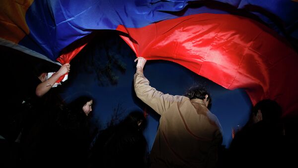 Люди с флагом Армении