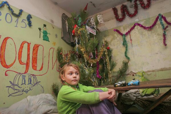 Жители Донецка, потерявшие жилье, готовятся встретить Новый год в бомбоубежище