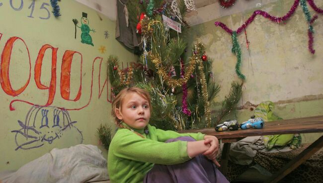 Жители Донецка, потерявшие жилье, готовятся встретить Новый год в бомбоубежище Жители Донецка, потерявшие жилье, готовятся встретить Новый год в бомбоубежище