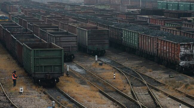 Вагоны с углем на железной дороге, Украина. Архивное фото
