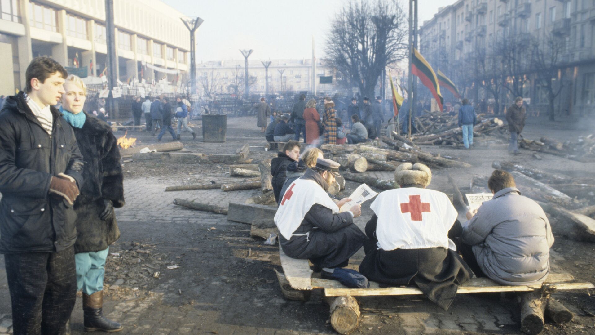 Санитары Красного креста дежурят на площади у здания парламента Литвы во время трагических событий января 1991 года - РИА Новости, 1920, 27.03.2019