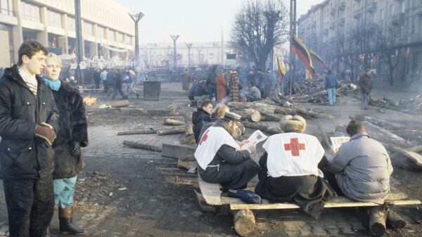 Санитары Красного креста дежурят на площади у здания парламента Литвы во время трагических событий января 1991 года