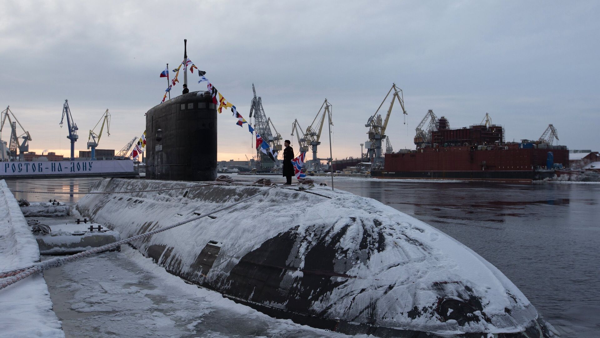 Церемония подъема Военно-морского флага на борту подводной лодки Ростов-на-Дону - РИА Новости, 1920, 19.03.2023