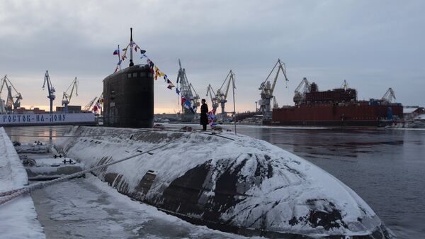Церемония подъема Военно-морского флага на борту подводной лодки Ростов-на-Дону