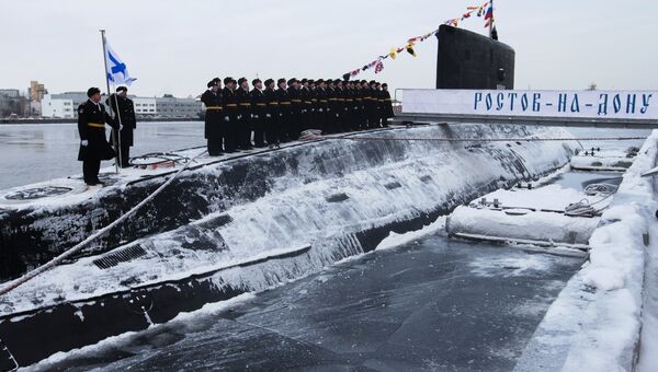 Церемония подъема Военно-морского флага на борту подводной лодки. Архивное фото