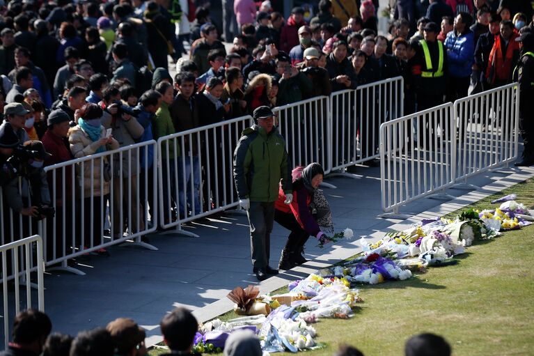 Мемориальная церемоня в память людей, погибших в давке на набережной Бунд во время празднования Нового год