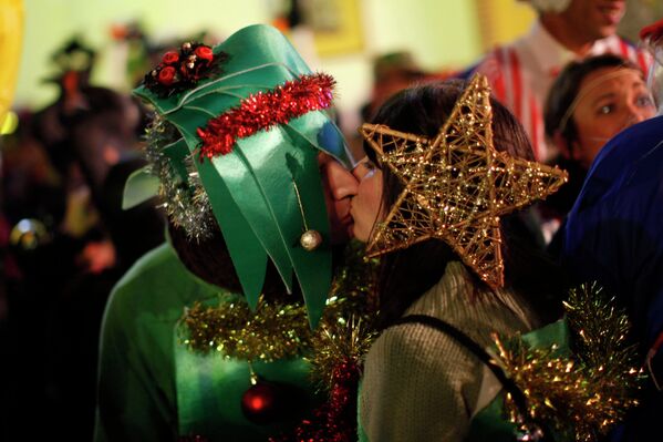 Влюбленные одетые в новогодние костюмы в Малаге, Испания