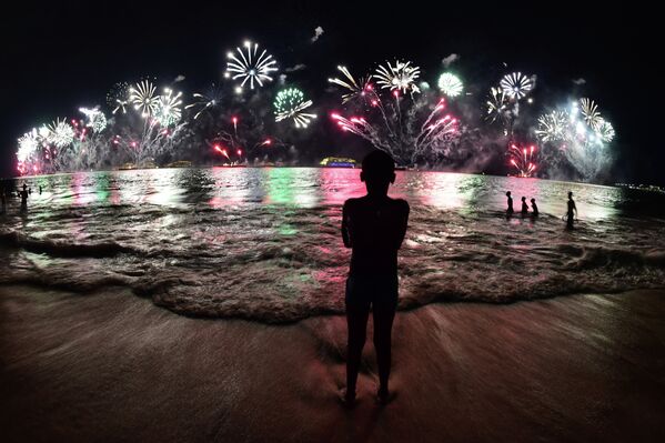 Новогодний фейерверк над океаном в Рио, Бразилия, 1 января 2015