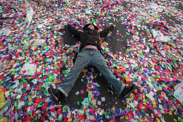 Житель Нью-Йорка на Таймс-сквер во время празднования Нового года