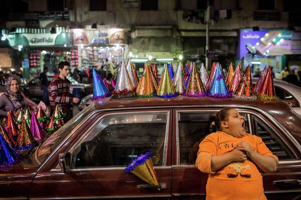 Девушка продает новогодние шляпы  в районе Шубра, Каир, 1 января 2015