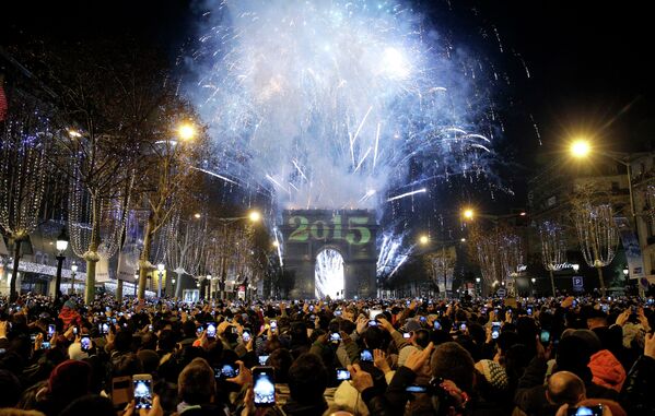 Парижане у Триумфальной арки на празднование Нового года, 1 января 2015