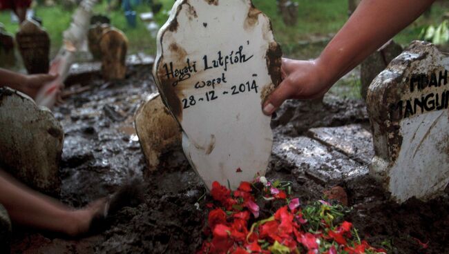 Надгробие с именем одного из погибших пассажиров Air Asia