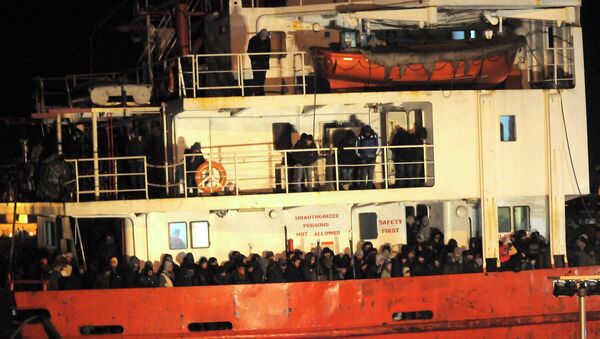 Судно с нелегальными мигрантами в Италии