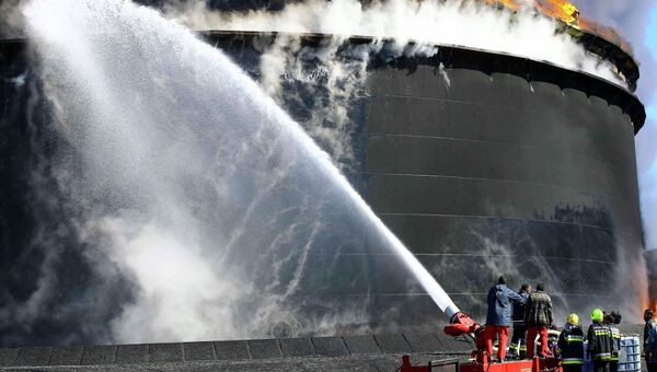 Тушение пожара в ливийском порту Эс-Сидр