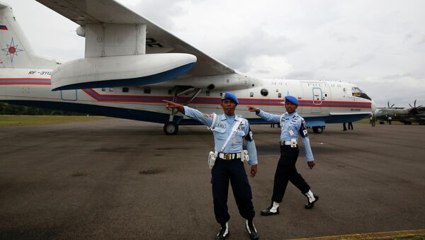 Самолет Бе-200 МЧС России, принимающий участие в поисках потерпевшего крушение лайнера AirAsia в Индонезии, 3 января 2015