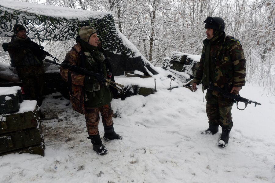 Бойцы украинского добровольческого батальона в районе населенного пункта Пески в Донбассе, 3 января 2015