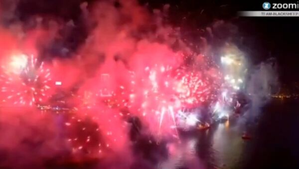 Новогодний фейерверк в Гонконге: съемка с борта беспилотника