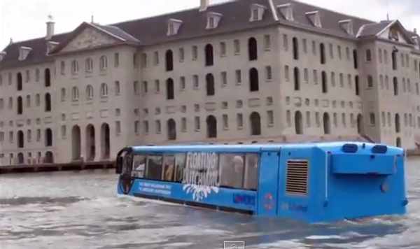 Безумный автобус в Амстердаме, который едет по воде