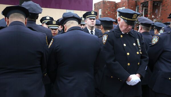 Полицейские на похоронах коллеги выразили протест мэру Нью-Йорка - повернулись к нему спиной