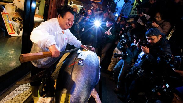 Голубой тунец, проданный за 37,6 тысячи долларов на рыбном аукционе в Токио, 5 января 2015