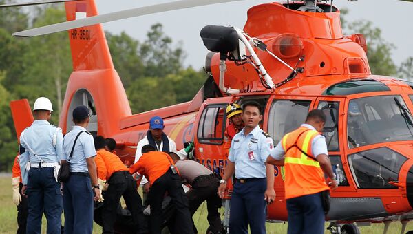 Эвакуация тел жертв крушения лайнера AirAsia в Индонезии, 5 января 2015