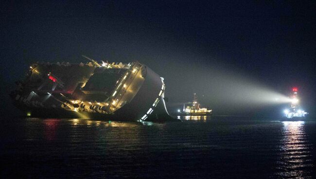 Автовоз Hoegh Osaka сел на мель недалеко от британского порта Саутгемптон, 4 января 2015