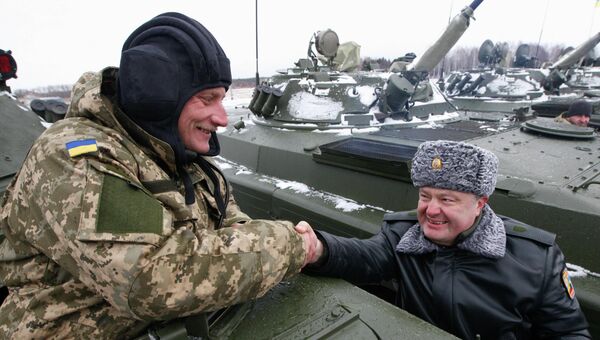 Президент Украины Петр Порошенко передал армии современное вооружение и технику, 5 января 2015