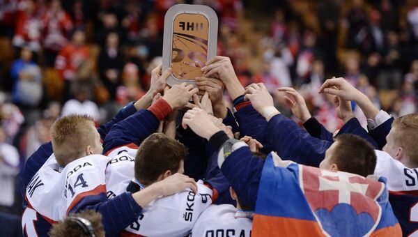 гроки сборной Словакии с призом за третье место чемпионата мира по хоккею среди молодежных команд