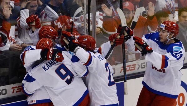 Игроки сборной России радуются забитому голу в финальном матче чемпионата мира по хоккею между сборными командами Канады и России. Архивное фото