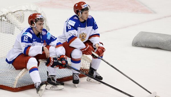 Игроки сборной России Павел Бучневич (слева) и Сергей Толчинский после поражения в финальном матче чемпионата мира по хоккею между сборными командами Канады и России.