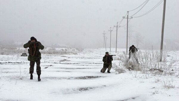 Ополченцы во время учений в Донецке. Архивное фото