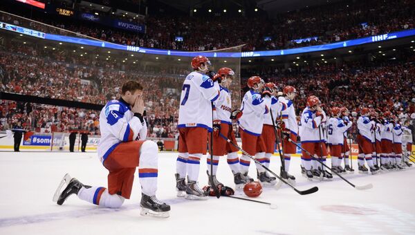 Игроки сборной России после поражения в финальном матче чемпионата мира по хоккею между сборными командами Канады и России
