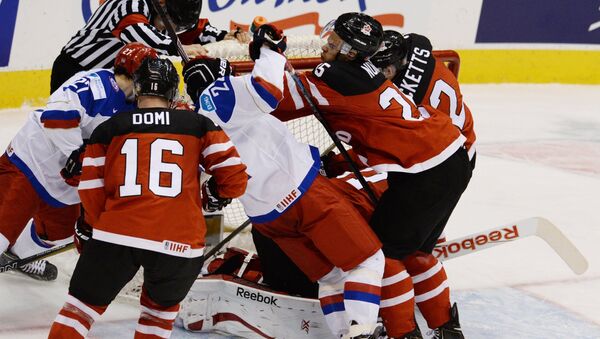 Игроки сборной России и Канады Макс Доми в финальном матче молодежного чемпионата мира по хоккею
