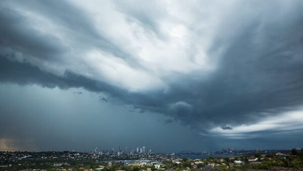 Тучи сгущаются над Сиднеем: ускоренная съемка бури