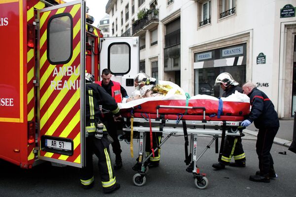 Эвакуация раненых при стрельбе в офисе издания Charlie Hebdo в Париже