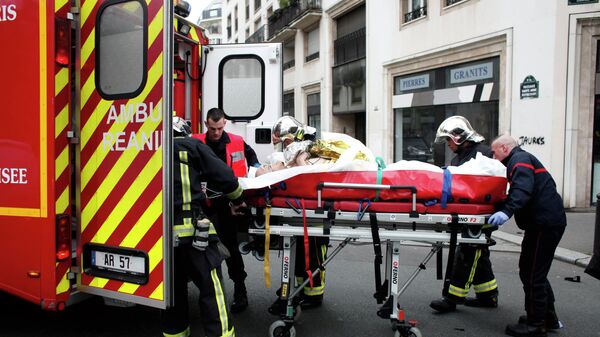 Эвакуация раненых при стрельбе в офисе издания Charlie Hebdo в Париже. 7 января 2015 года