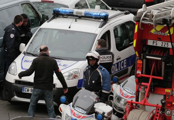 Полиция на месте стрельбы возле офиса издания Charlie Hebdo в Париже Полиция на месте стрельбы возле офиса издания Charlie Hebdo в Париже