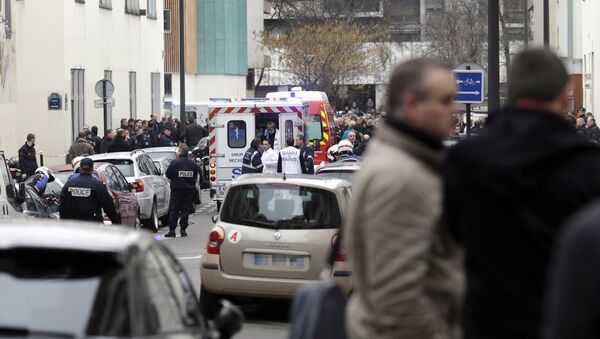 Автомобили скорой помощи возле офиса издания Charlie Hebdo в Париже. Архивное фото