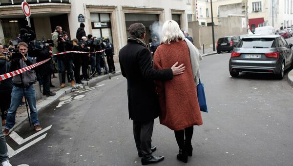 Люди у офиса издания Charlie Hebdo в Париже