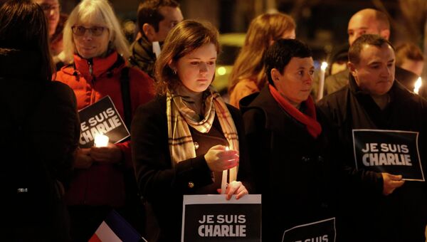 Сотни американцев вышли на улицы в память о жертвах теракта в Париже