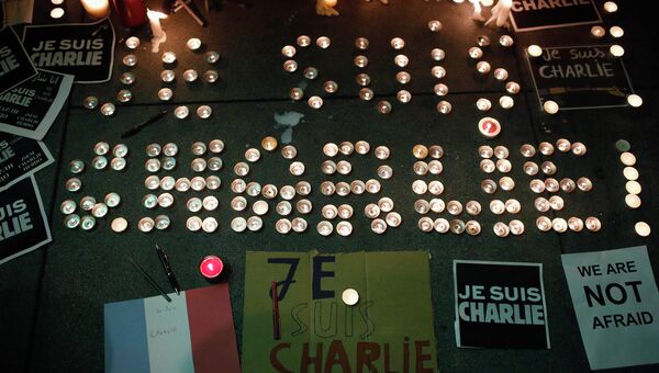 Свечи в память о погибших в Париже зажгли жители Сан-Франциско у здания Генерального консульства Франции