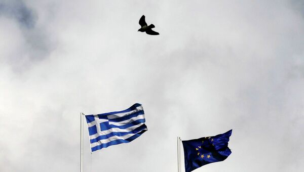 Флаги Греции и Евросоюза. Архивное фото