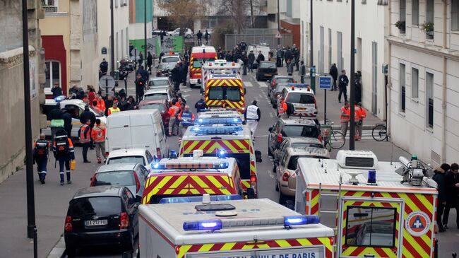 Машины полиции на улицах Парижа после нападения на редакцию журнала Charlie Hebdo