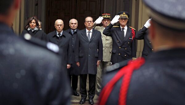 Мэр ПаМэр Парижа, министр внутренних дел, президент Франции и префект парижской полиции (слева направо) в ходе минуты молчания по погибшим в Charlie Hebdo