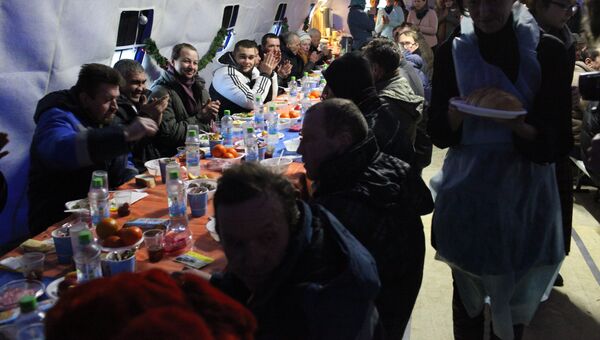 Более 200 бездомных посетили Рождественскую елку в Ангаре спасения