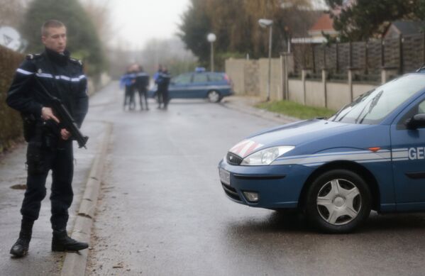 Полиция Франции блокирует дороги в городе Данмартан-ан-Гоэль