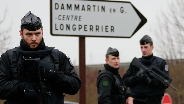 Французские жандармы в зоне операции по задержанию напавших на офис Charlie Hebdo